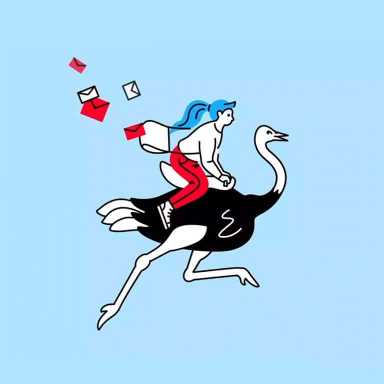 Una persona montando una avestruz mientras lanza cartas de colores al aire.