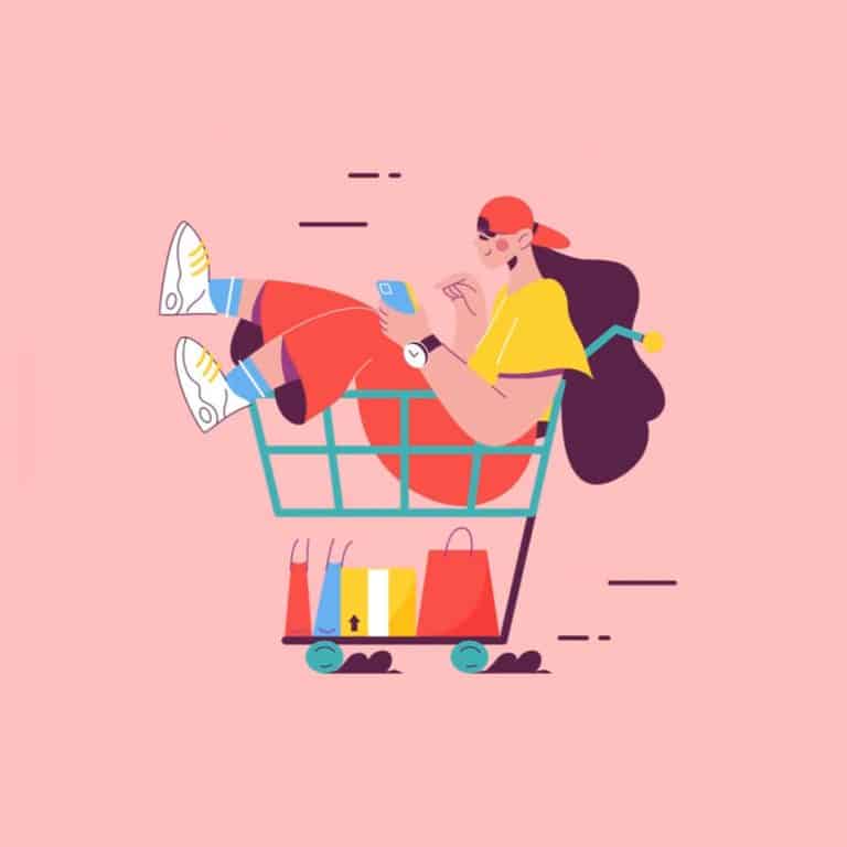 Persona relajada en un carrito de compra, usando el móvil y rodeada de bolsas de compras.