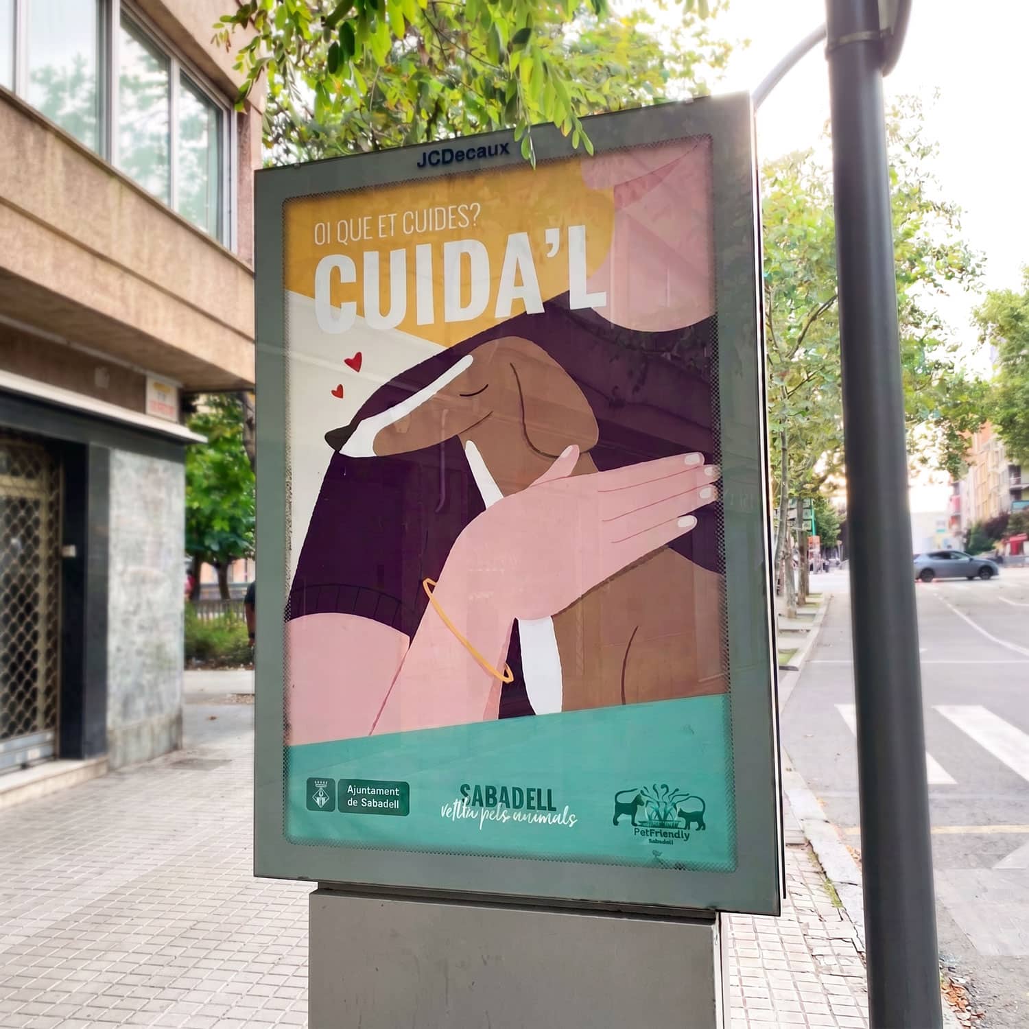 Campanya sobre la cura dels animals amb una imatge de persona abraçant un gos a Sabadell.