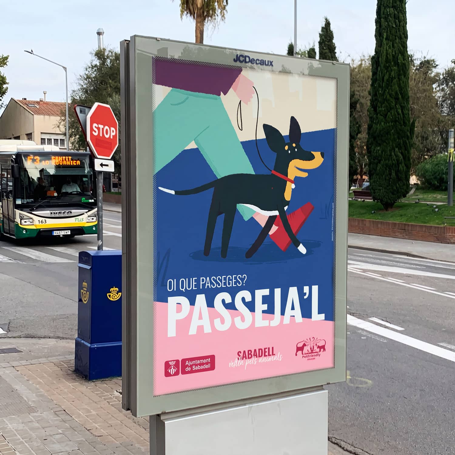 Cartel en Sabadell que promueve pasear a los perros con correa en la vía pública.