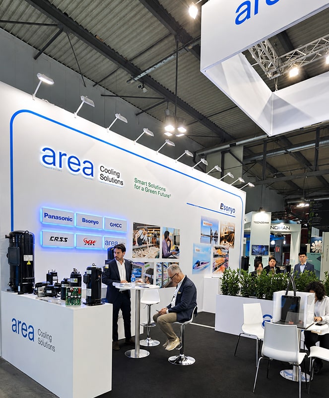 Fira amb estand de solucions de refrigeració amb presentació de diversos productes i professionals interactuant.