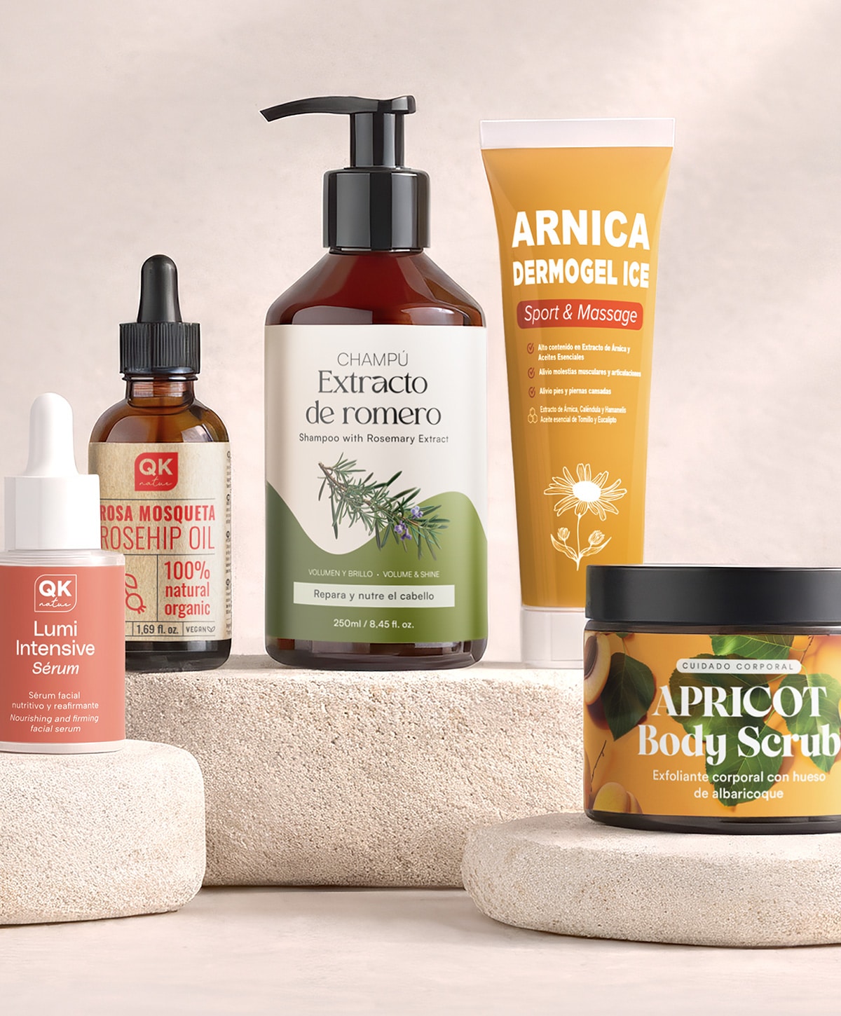 Productes de bellesa natural sobre sostrats de pedra decorativa.